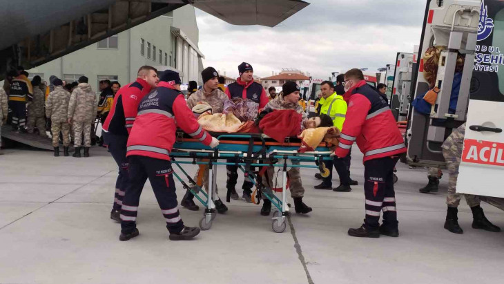 Deprem bölgesinden 53 yaralı daha İstanbul'a getirildi